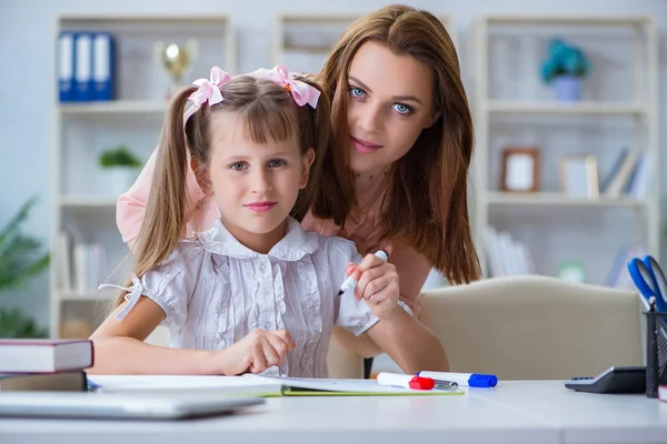 Mamma hjälper sin dotter att göra läxor — Stockfoto