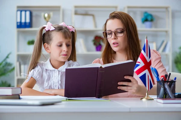 Młoda dziewczyna uczy się angielskiego z nauczycielem — Zdjęcie stockowe