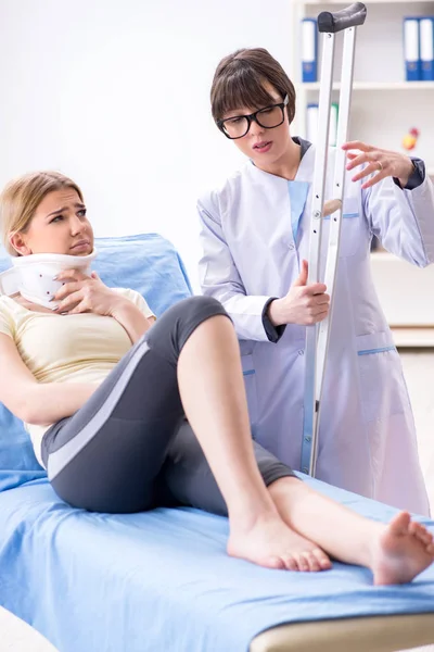 Médico examinando mulher ferida no hospital — Fotografia de Stock