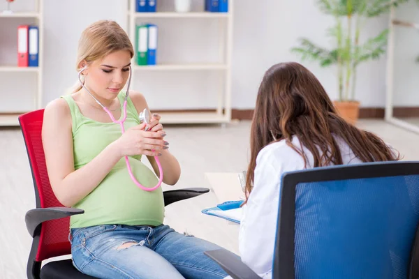 定期検査のために医師を訪問妊娠中の女性 — ストック写真