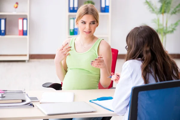 Pregnant woman visiting doctor for regular check-up — Stock Photo, Image