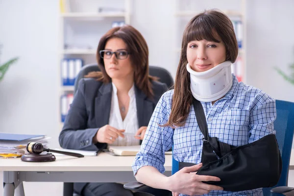 Verletzter Mitarbeiter sucht Anwalt auf, um sich über Versicherung beraten zu lassen — Stockfoto