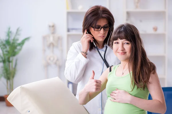 Gravid kvinna besöker läkare för regelbunden kontroll — Stockfoto