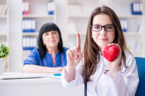 Kıdemli hasta düzenli kontrol için doktoru ziyaret ediyor. — Stok fotoğraf