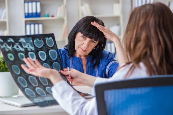 Senior patient besöker läkare för regelbunden kontroll — Stockfoto