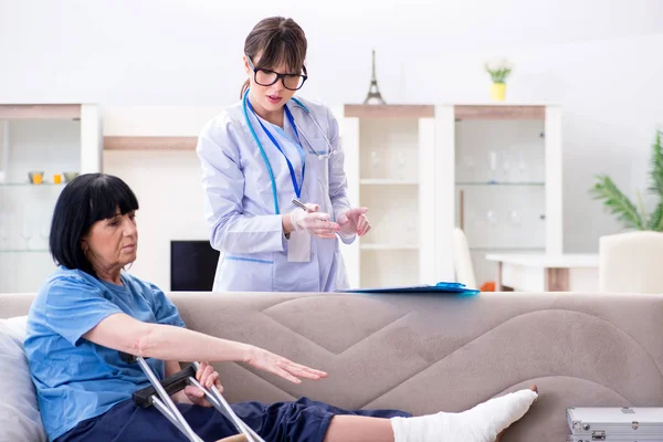 Medico esaminando vecchia donna matura dopo incidente — Foto Stock