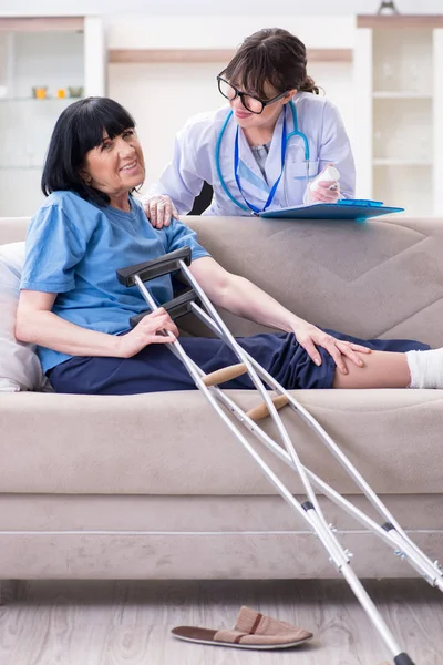 Dokter onderzoeken van oude volwassen vrouw na incident — Stockfoto