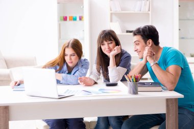 Tasarımcı takımı yeni iç projeyi tartışıyor