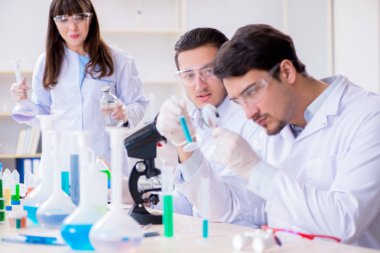 Laboratuvarda çalışan kimyagerler.