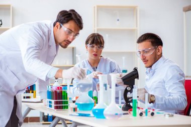 Laboratuvarda çalışan kimyagerler.