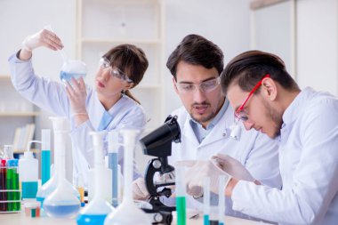 Laboratuvarda çalışan kimyagerler.