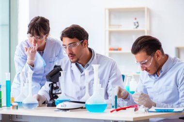 Laboratuvarda çalışan kimyagerler.