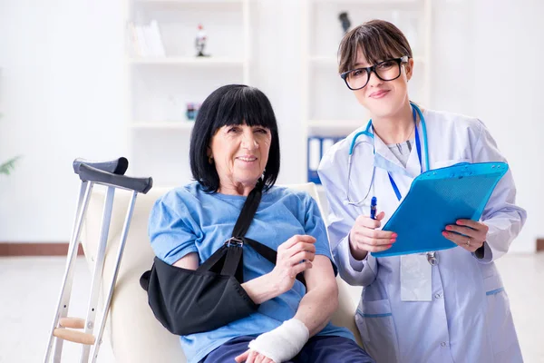 Medico esaminando vecchia donna matura dopo incidente — Foto Stock