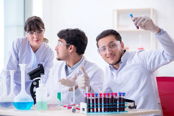 Equipo de químicos trabajando en el laboratorio —  Fotos de Stock