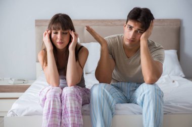 Kadın ve erkek yatak odasında.