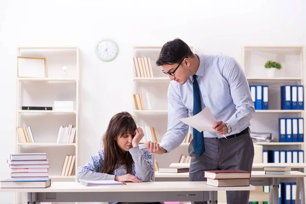 Männlicher Dozent hält Vorlesung für Studentin — Stockfoto