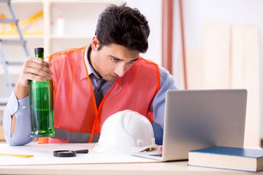 Atölyede çalışan sarhoş mühendis.