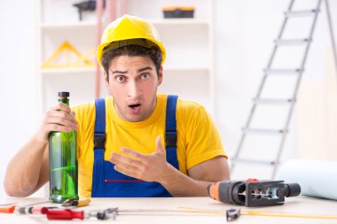 Atölyede çalışan sarhoş mühendis.