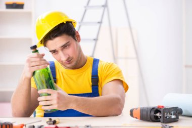 Atölyede çalışan sarhoş mühendis.