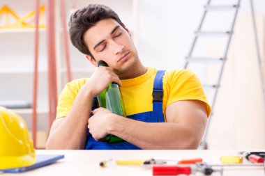 Atölyede çalışan sarhoş mühendis.