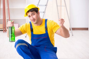 Tatilde içki içen tamirci.