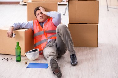 Teslimatçı işte sarhoş.