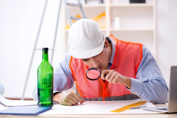 Atölyede çalışan sarhoş mühendis.