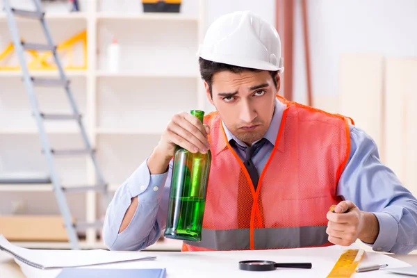 Atölyede çalışan sarhoş mühendis.