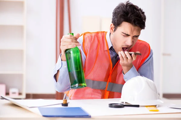 Engenheiro bêbado trabalhando na oficina — Fotografia de Stock