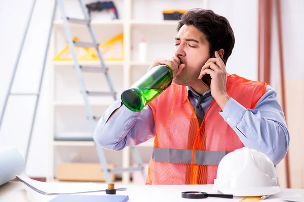 Engenheiro bêbado trabalhando na oficina — Fotografia de Stock