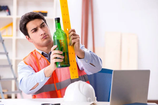 Engenheiro bêbado trabalhando na oficina — Fotografia de Stock