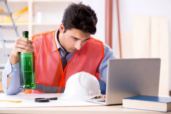 Atölyede çalışan sarhoş mühendis.