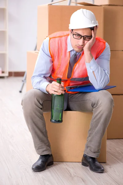 Teslimatçı işte sarhoş.