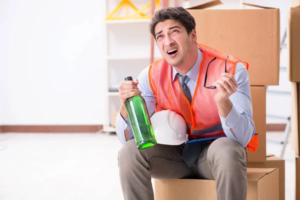 Entrega hombre borracho en el trabajo — Foto de Stock