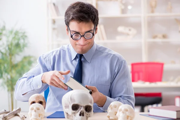 Profesor loco divertido estudiando esqueleto humano — Foto de Stock