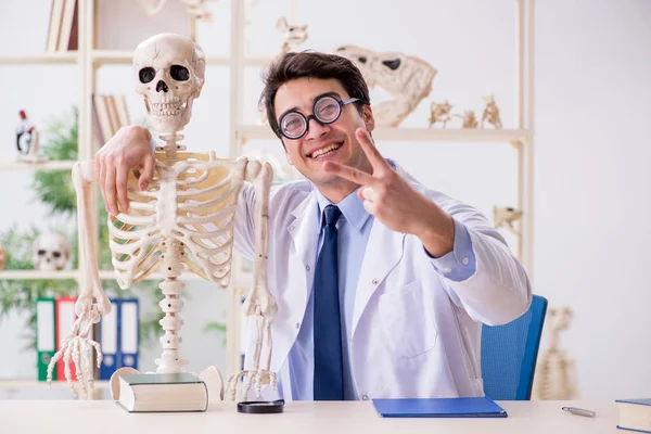 Çılgın profesör insan iskeleti üzerinde çalışıyor.