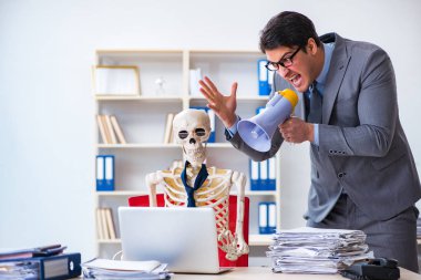 Kızgın patron iskelet çalışanına bağırıyor.