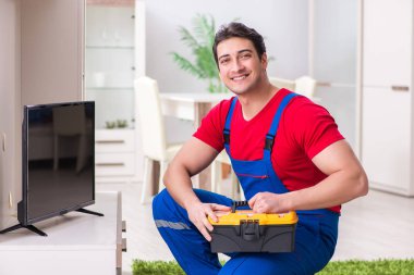 Profesyonel tamir mühendisi bozuk televizyonu tamir ediyor.