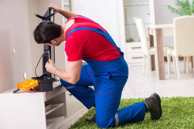 Profesyonel tamir mühendisi bozuk televizyonu tamir ediyor.