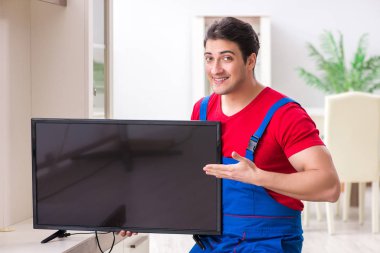 Profesyonel tamir mühendisi bozuk televizyonu tamir ediyor.