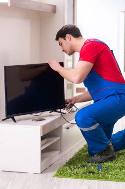 Profesyonel tamir mühendisi bozuk televizyonu tamir ediyor.
