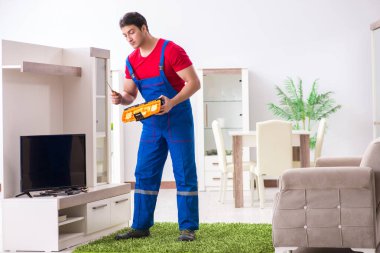 Profesyonel tamir mühendisi bozuk televizyonu tamir ediyor.