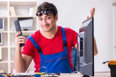 Profesyonel tamir mühendisi bozuk televizyonu tamir ediyor.
