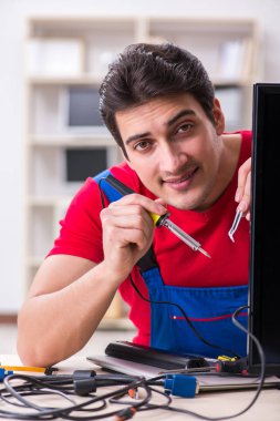 Profesyonel tamir mühendisi bozuk televizyonu tamir ediyor.