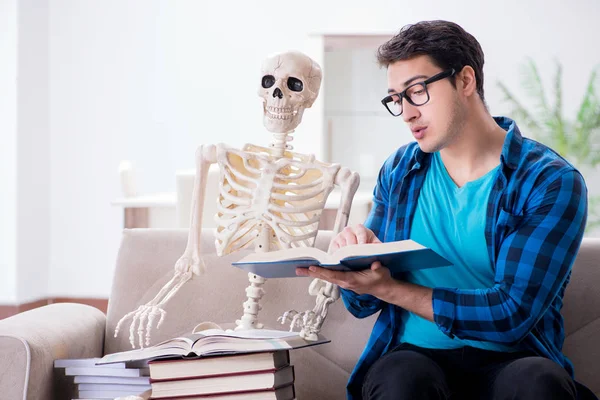 Studentin mit Skelett bereitet sich auf Prüfungen vor — Stockfoto