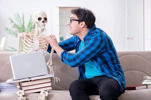 Estudante estudando com esqueleto se preparando para exames — Fotografia de Stock