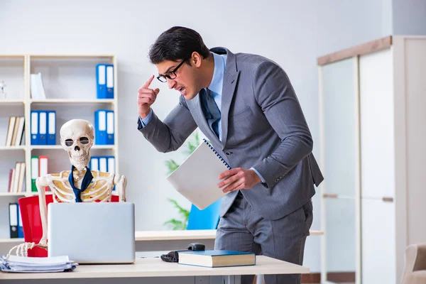 Boze baas schreeuwt tegen zijn skelet werknemer — Stockfoto