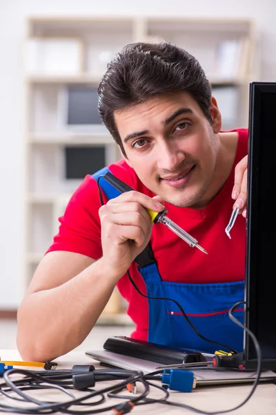 Profesyonel tamir mühendisi bozuk televizyonu tamir ediyor.
