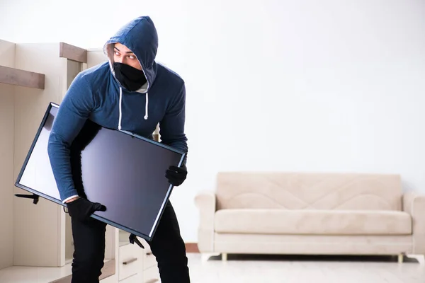 Hombre ladrón robar tv set de casa —  Fotos de Stock