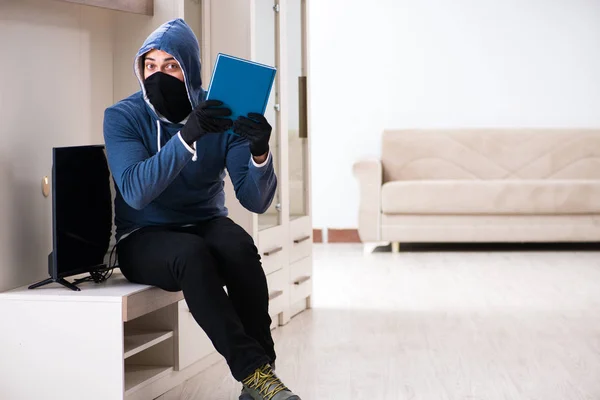 Hombre ladrón robar tv set de casa — Foto de Stock